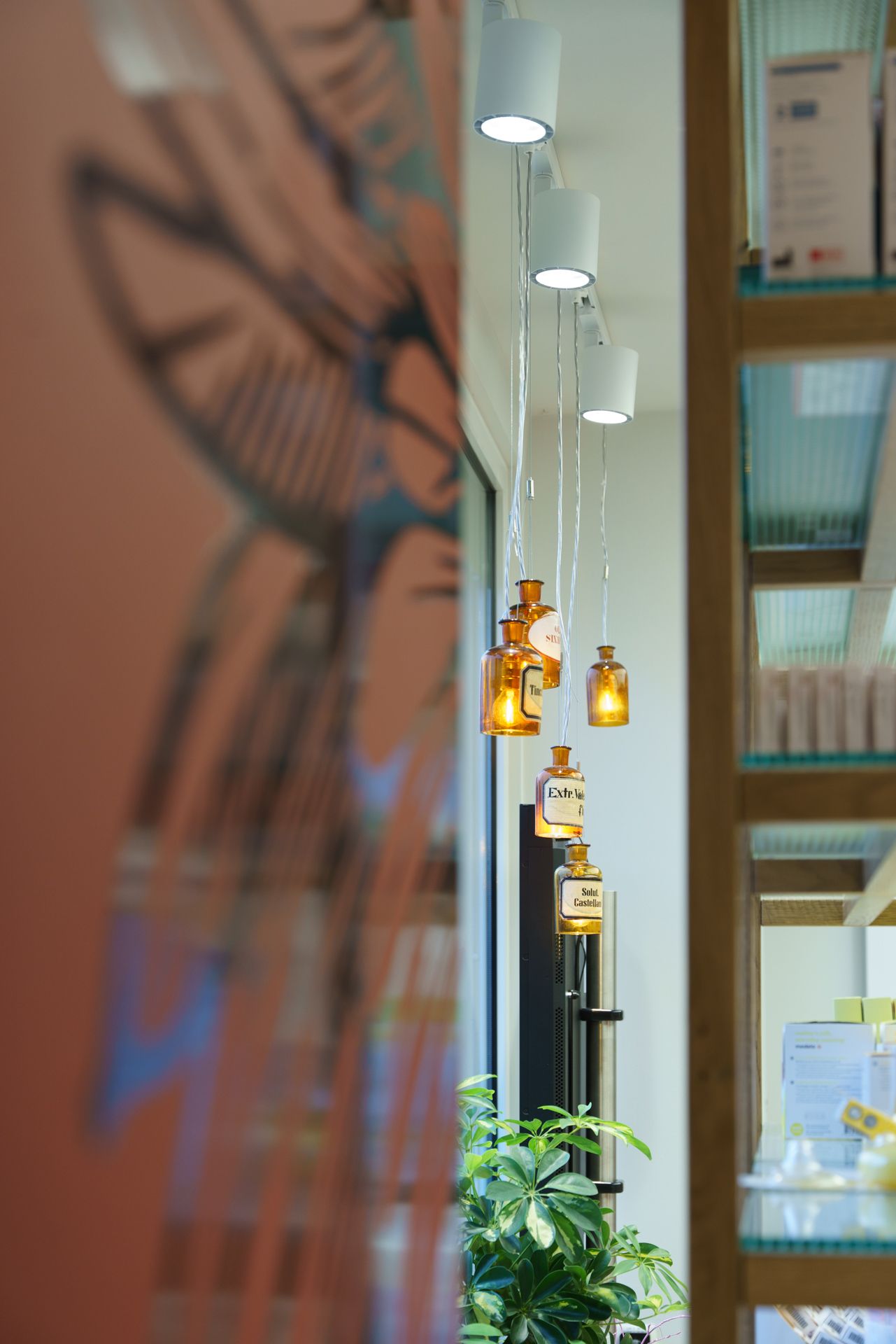 Adler-Apotheke, alte Arzneiflaschen als Lampen