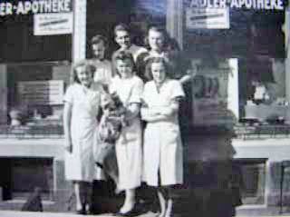 Apotheken-Team. 3 Männer und 3 Frauen vor der Apotheke.