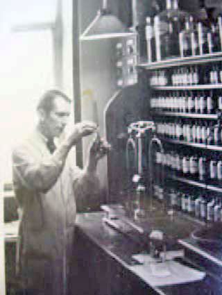 Im Labor. Apotheker stellt Arznei her.