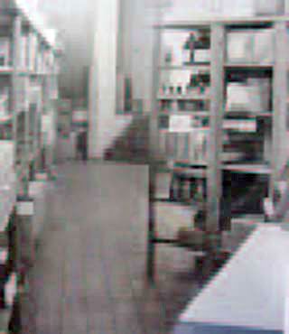 Regale im Apothekenlager