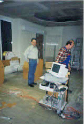 Bild während des Umbaus. Rechner und Bildschirm werden eingebaut. 