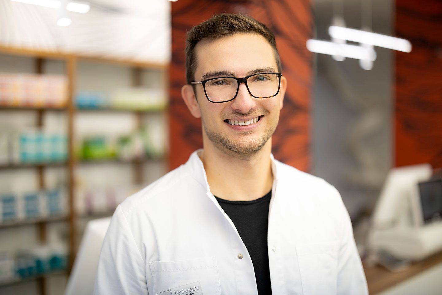 Herr Kruschwitz, Apothekenleiter 